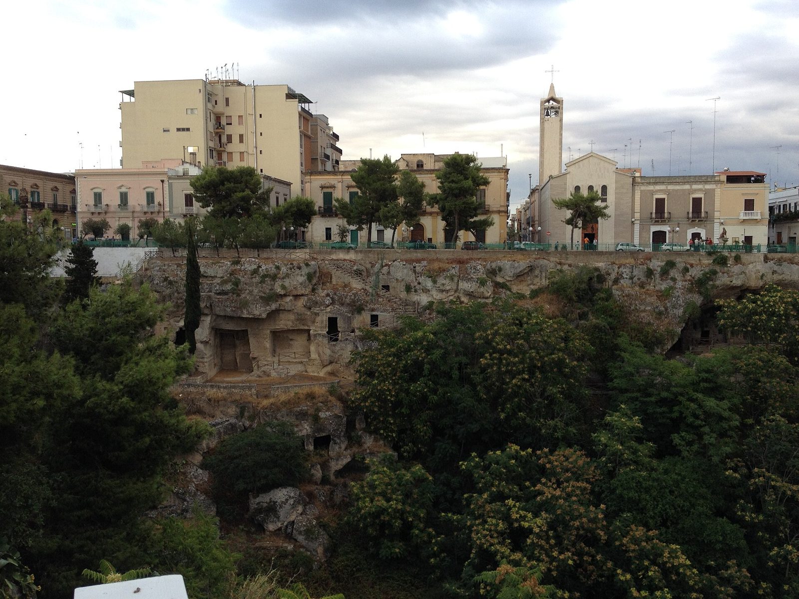 Il paesaggio inciso di una gravina nel territorio indicato.