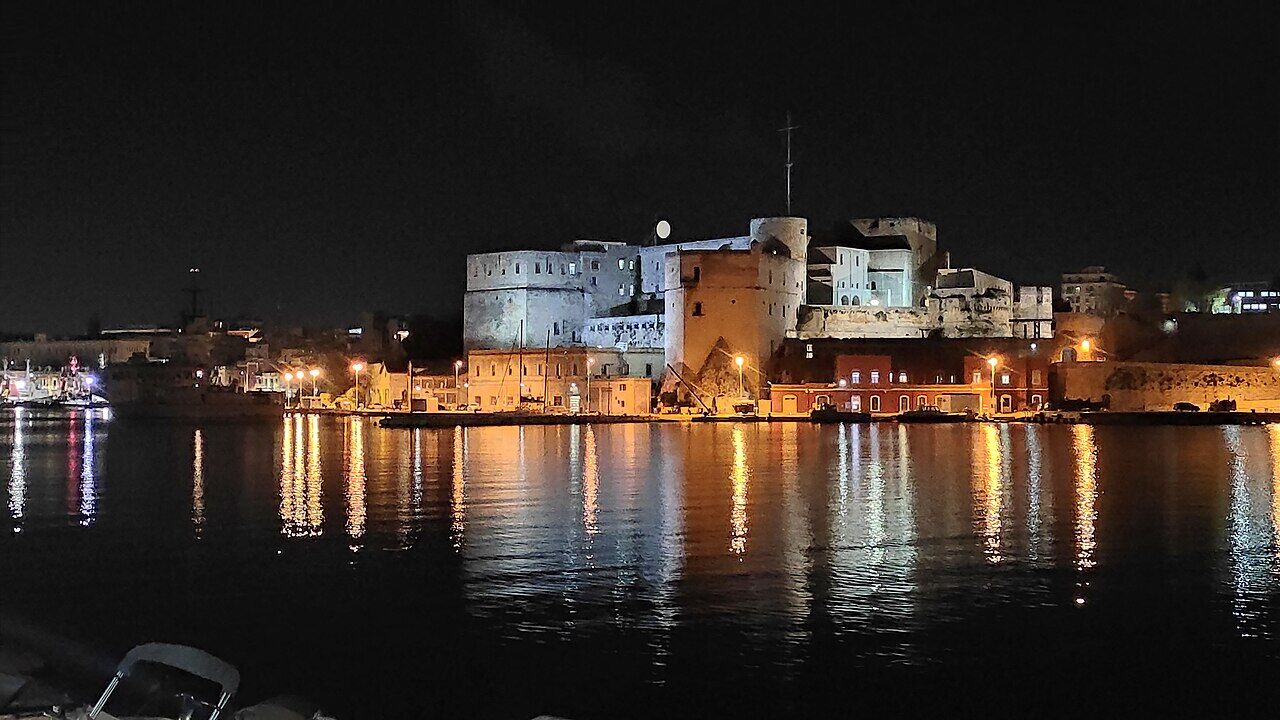 Il porto interno di Brindisi con il Castello Svevo
