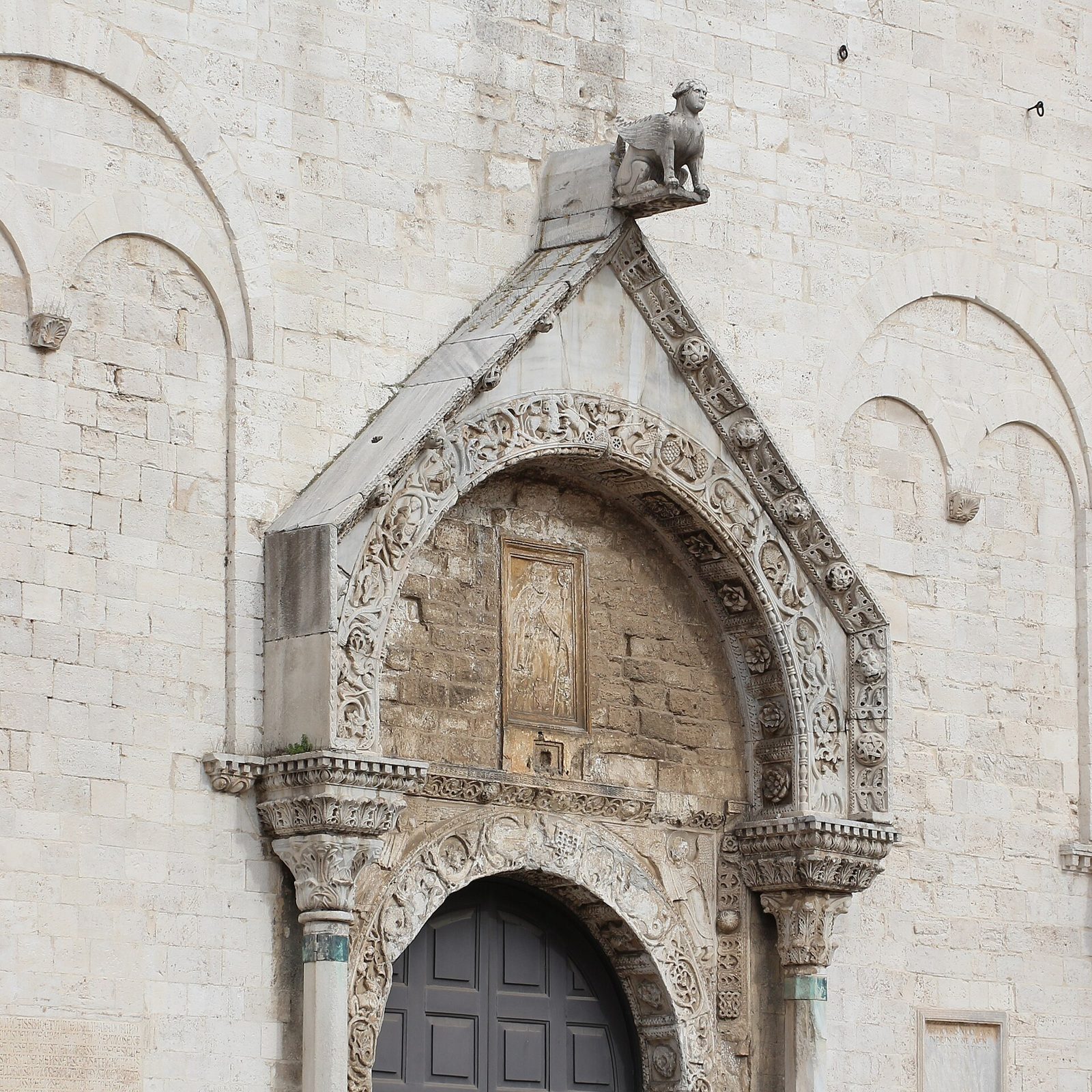 La basilica di San Nicola nel borgo antico di Bari.