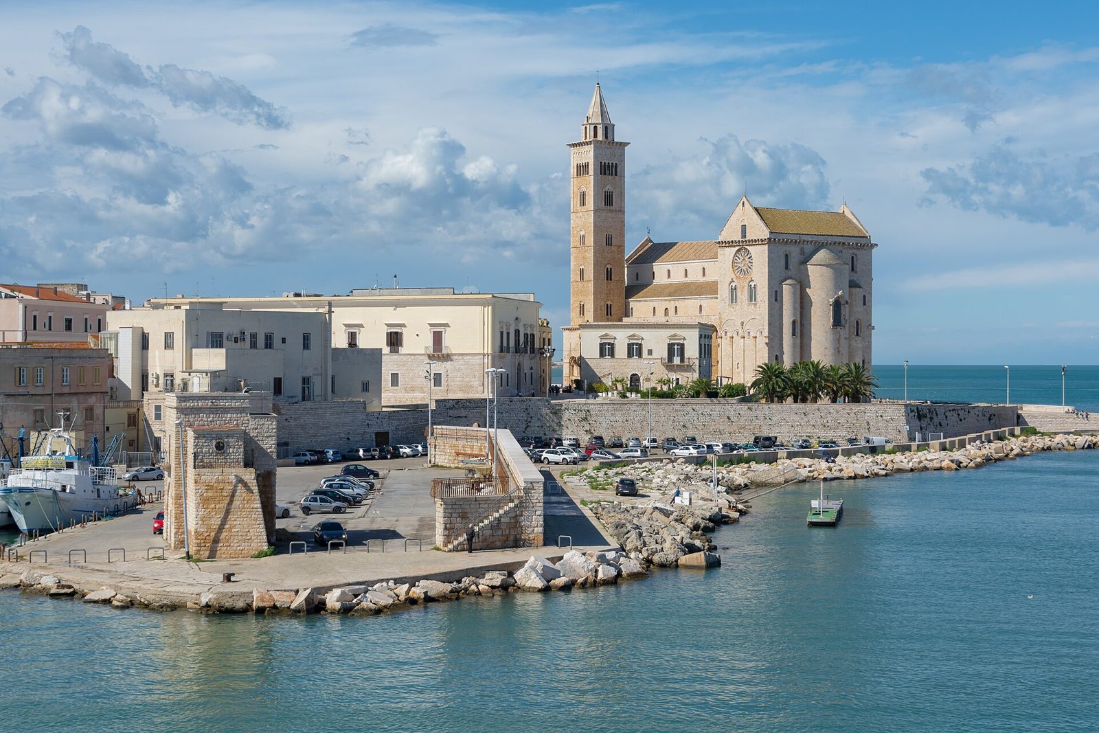 La Cattedrale di Trani accanto al mare.