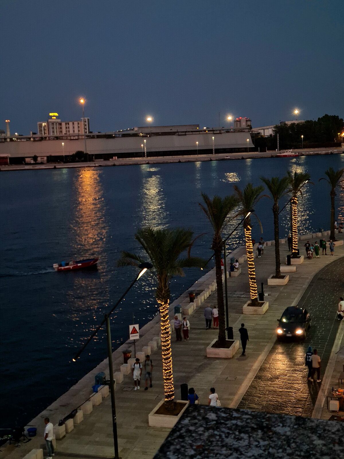 Il lungomare di Brindisi di sera