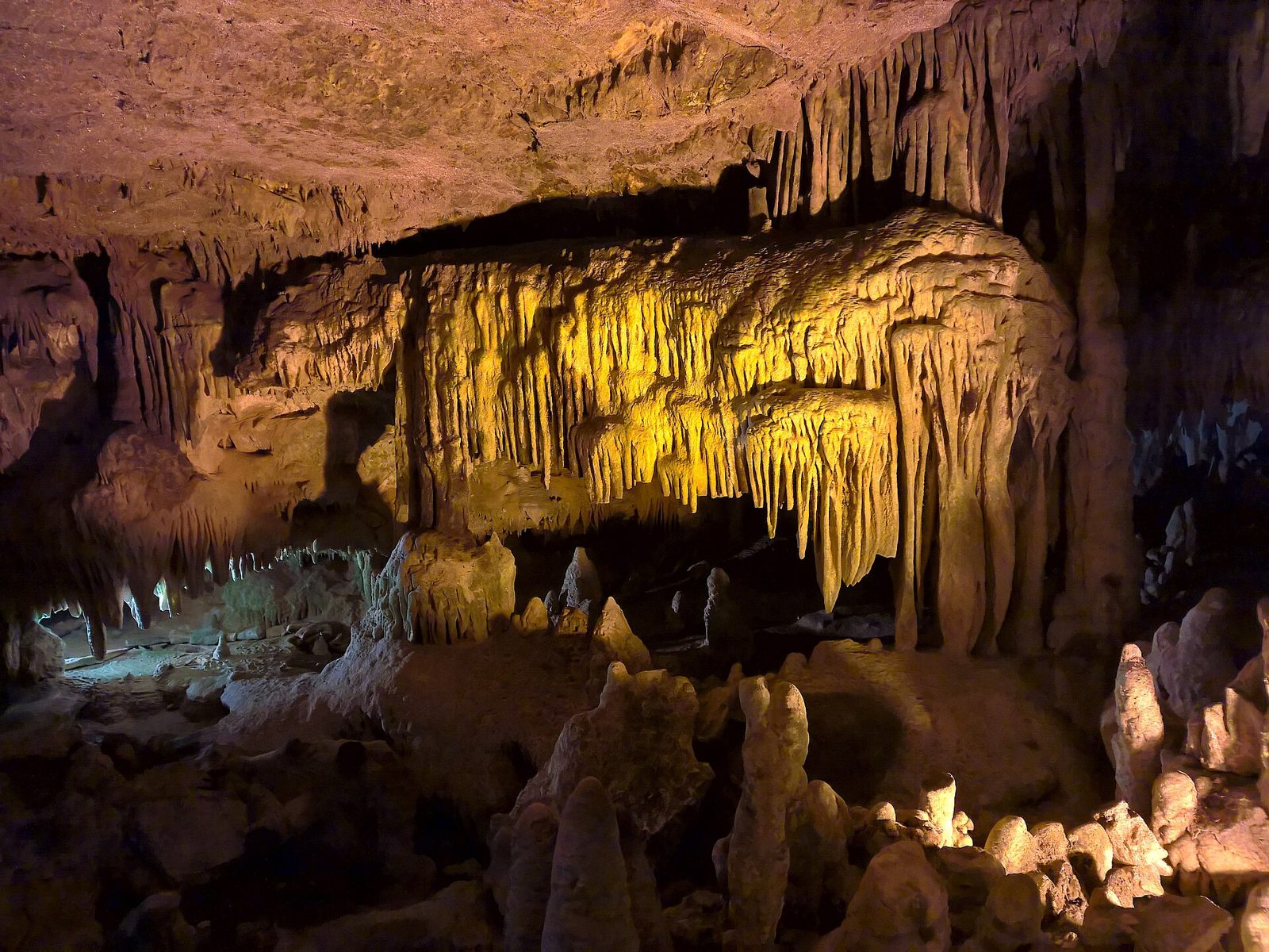 Un ambiente delle Grotte di Castellana nel percorso autorizzato.