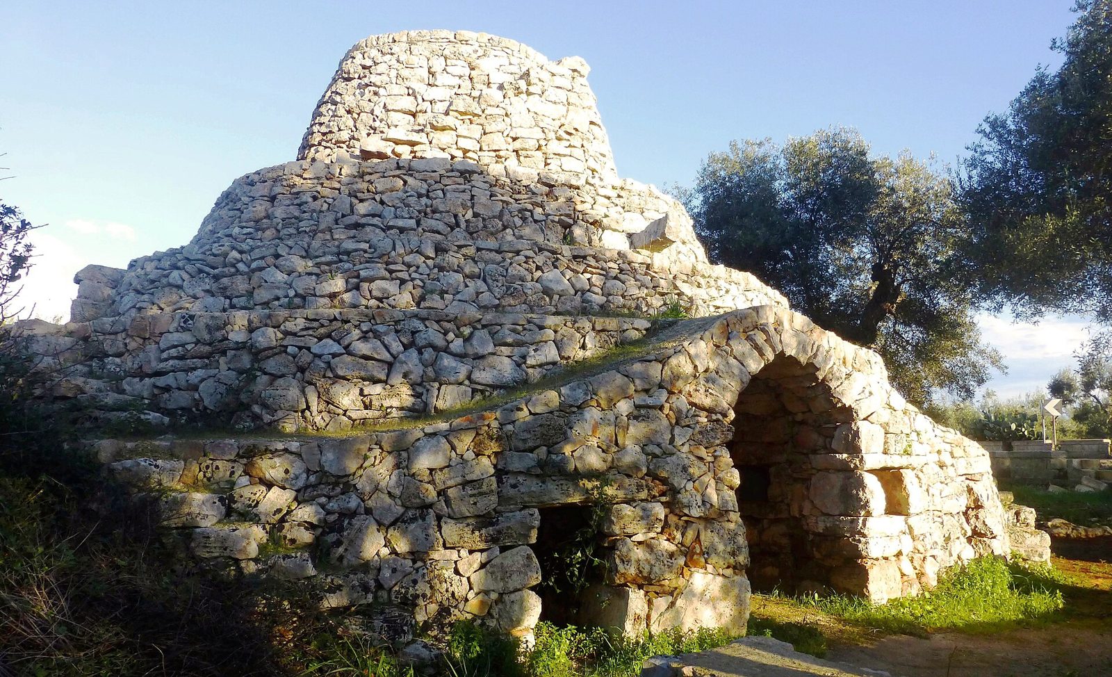 Una pajara e un muro a secco nella campagna salentina.