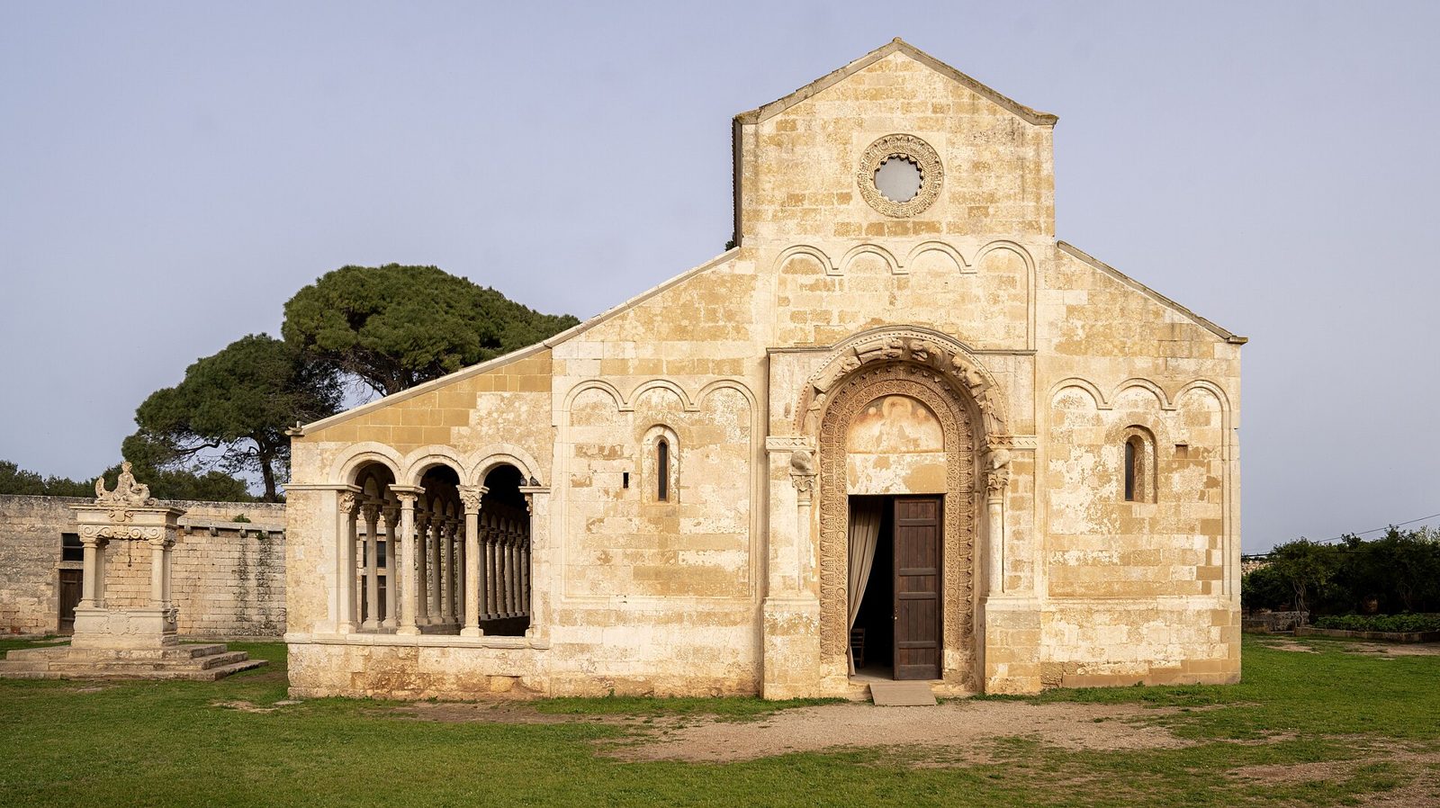 La chiesa e il portico dell'Abbazia di Santa Maria di Cerrate.