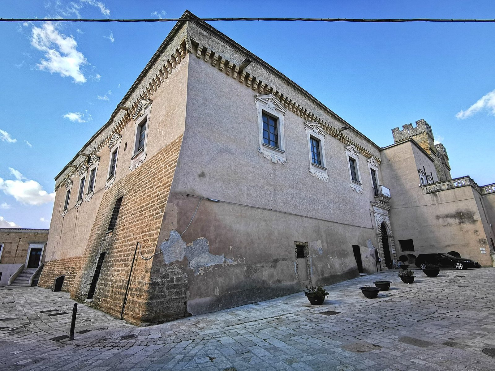 Il centro storico di Oria sul rilievo.
