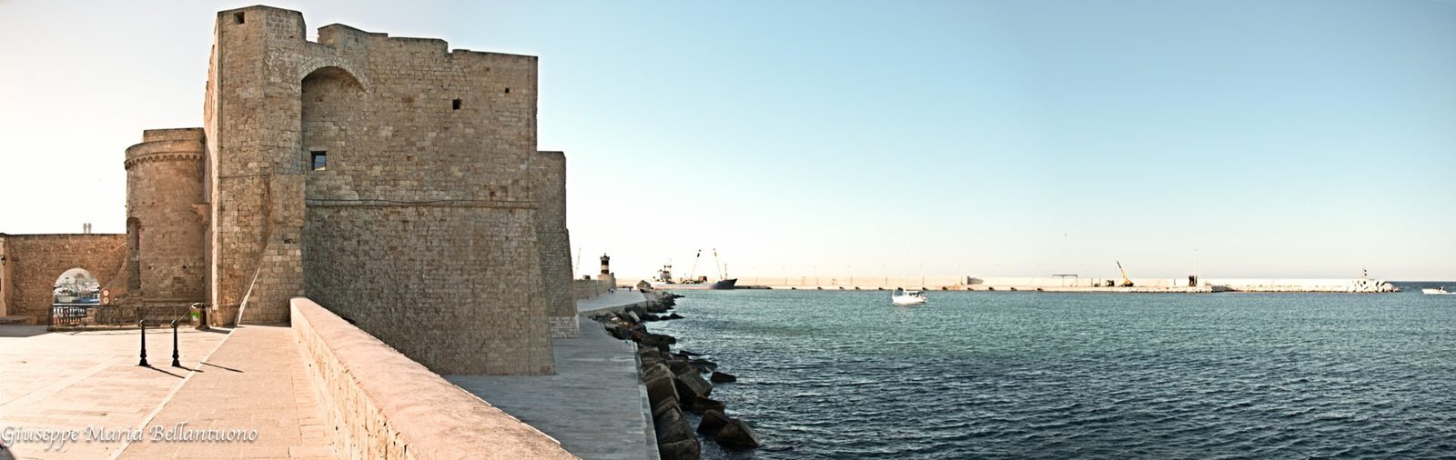 Le imbarcazioni nel porto antico di Monopoli.