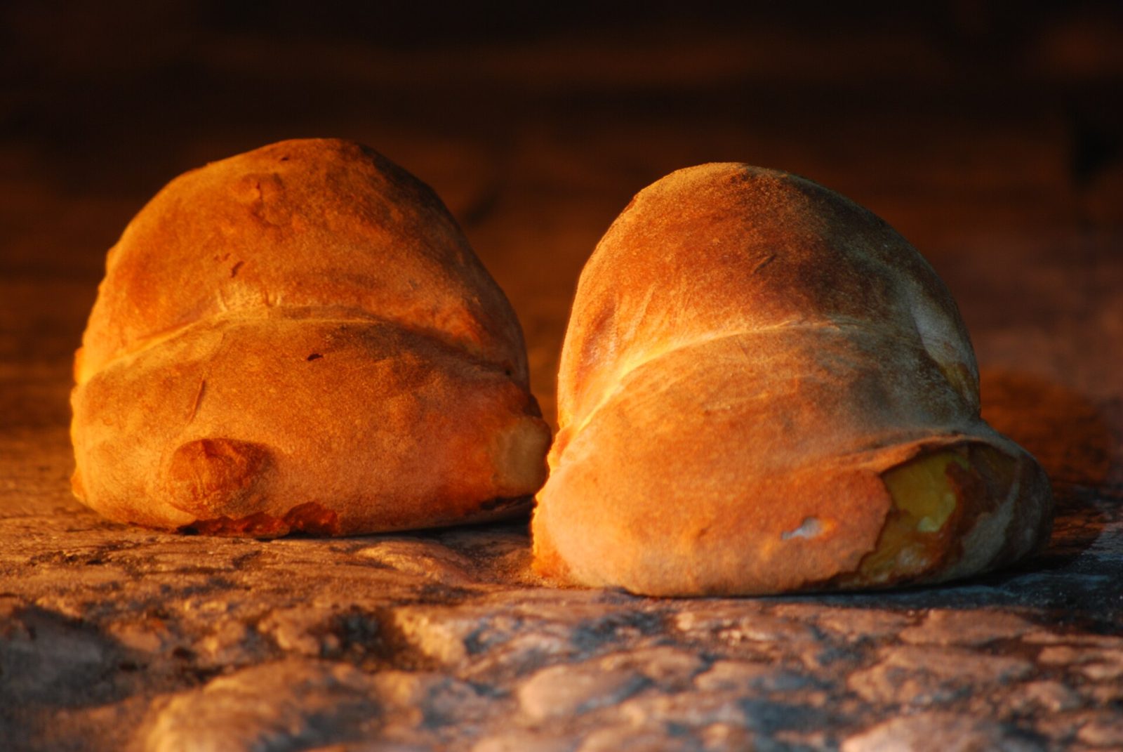 Una pagnotta di pane con crosta e mollica visibili.