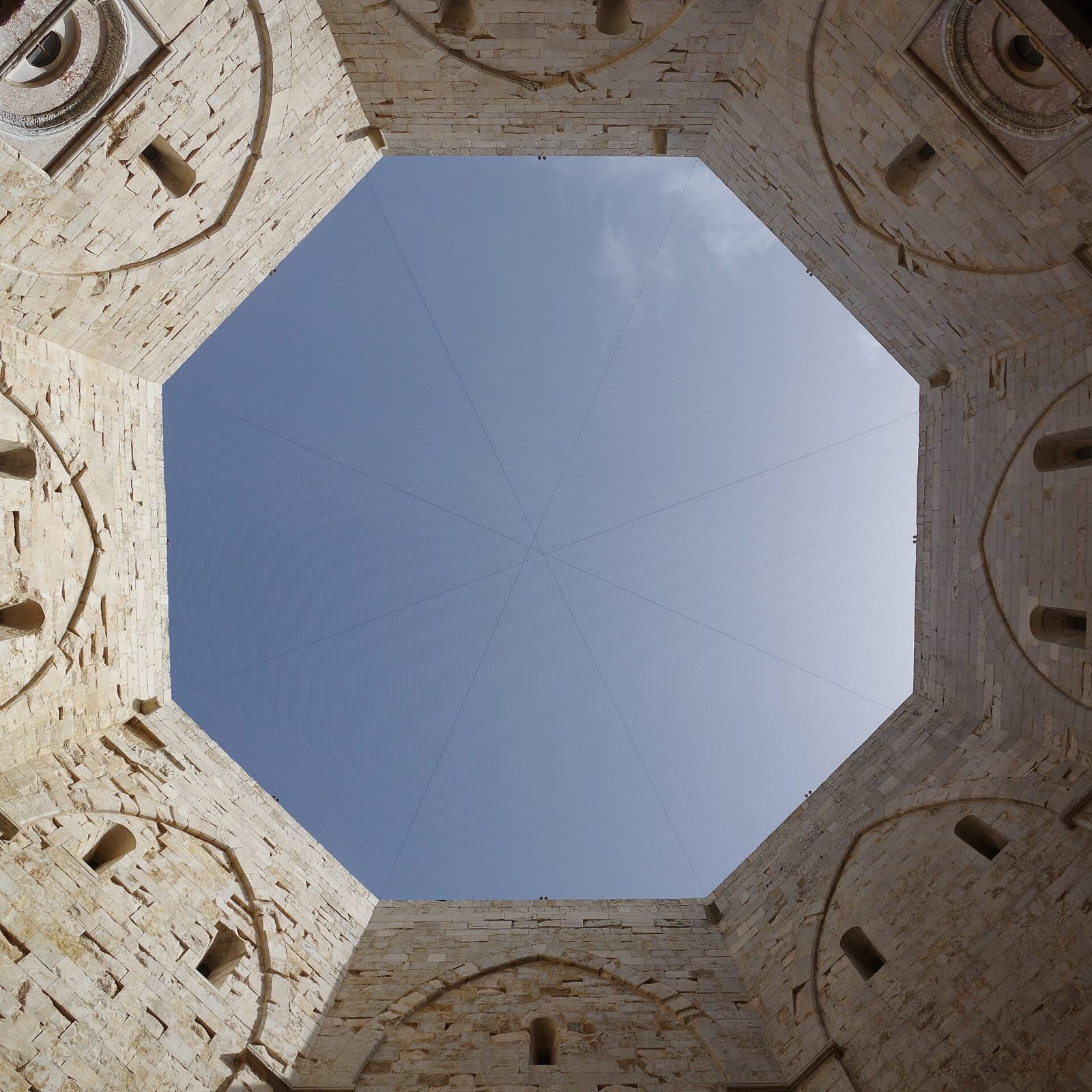 Castel del Monte nel paesaggio di Andria.