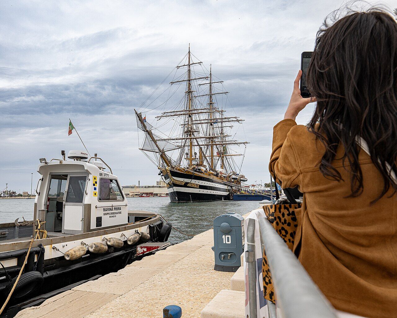La nave scuola Amerigo Vespucci nel porto di Brindisi
