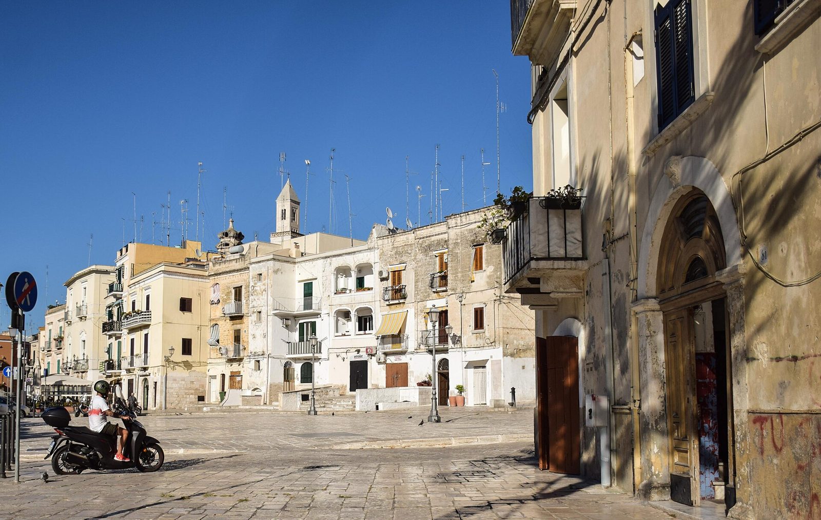 Il borgo antico di Bari lungo il mare.