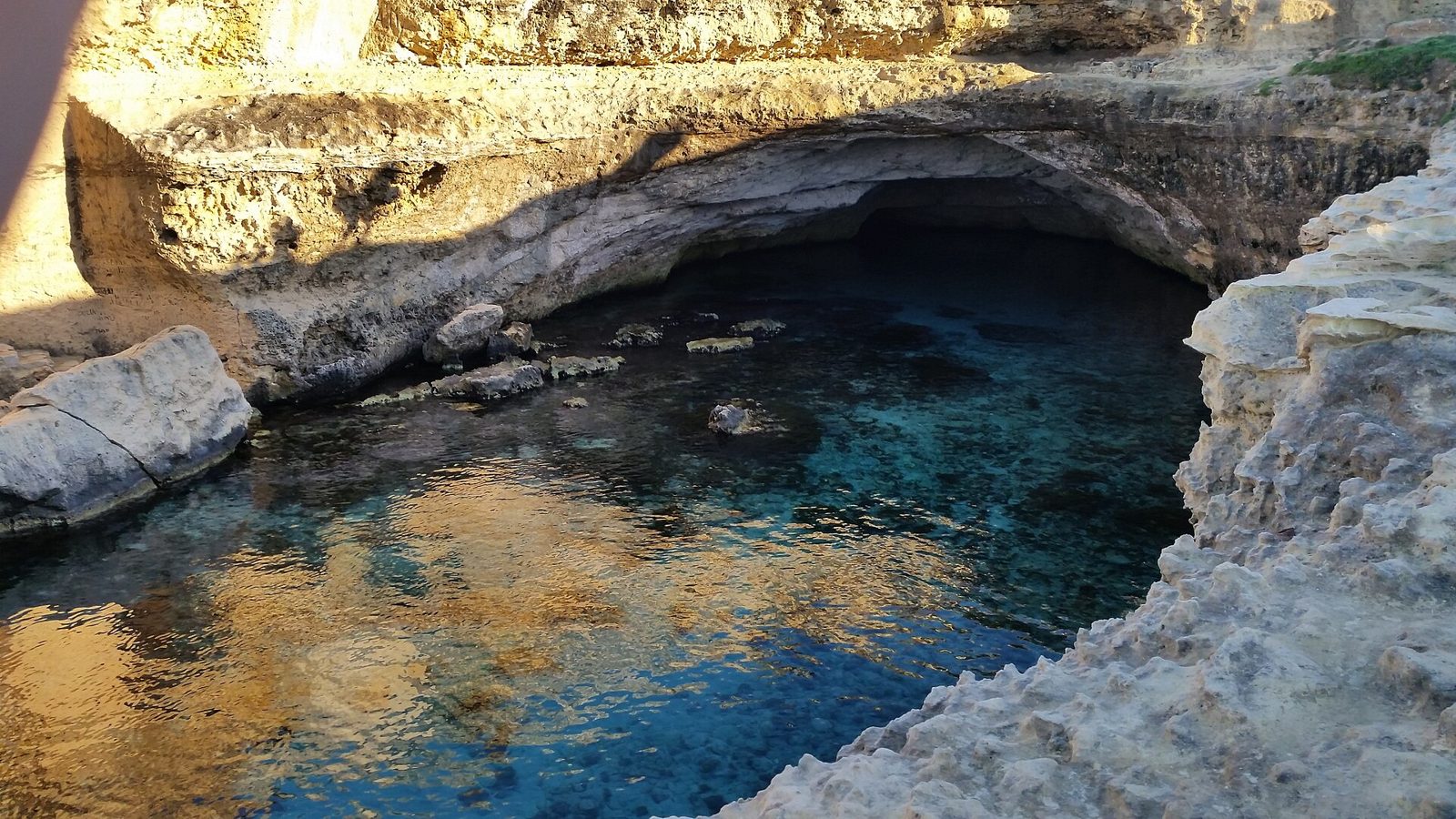 La Grotta della Poesia osservata dalla costa di Roca.