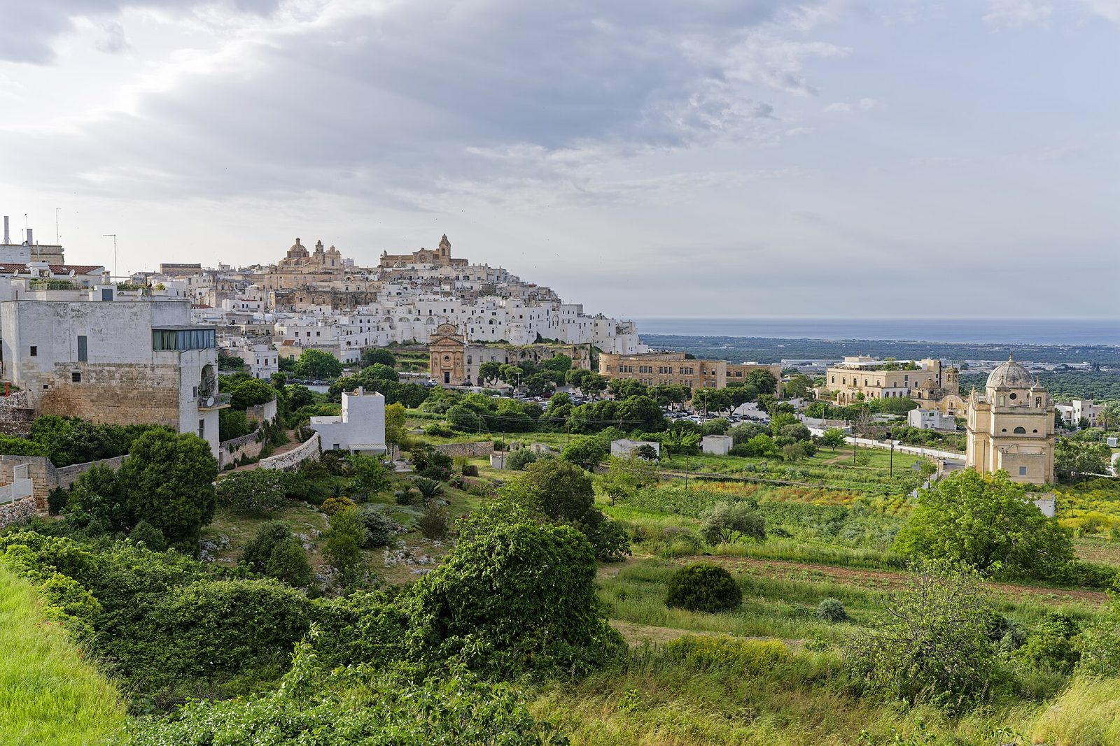 Il nucleo antico di Ostuni sul colle.