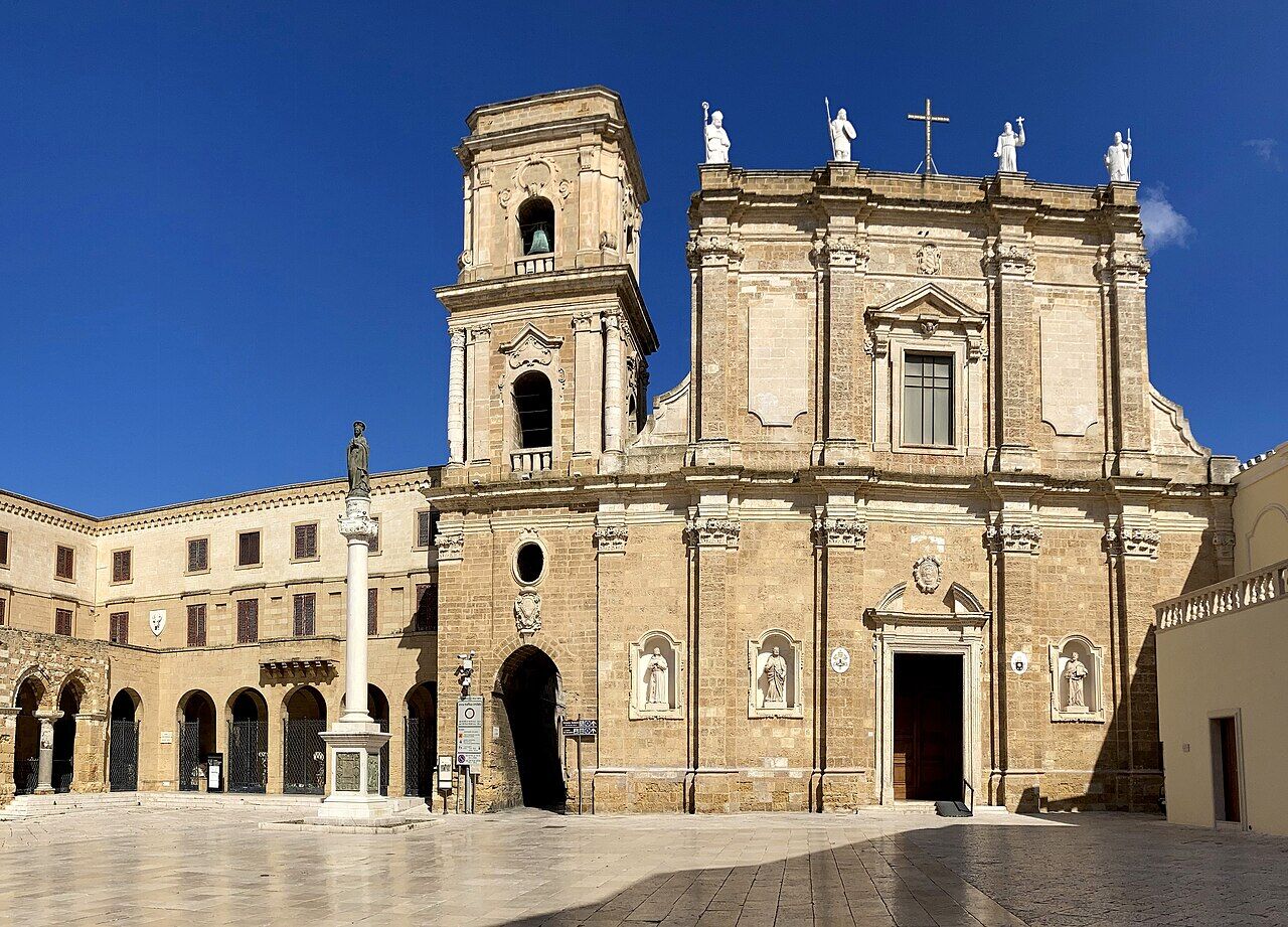 Piazza Duomo e la Cattedrale di Brindisi
