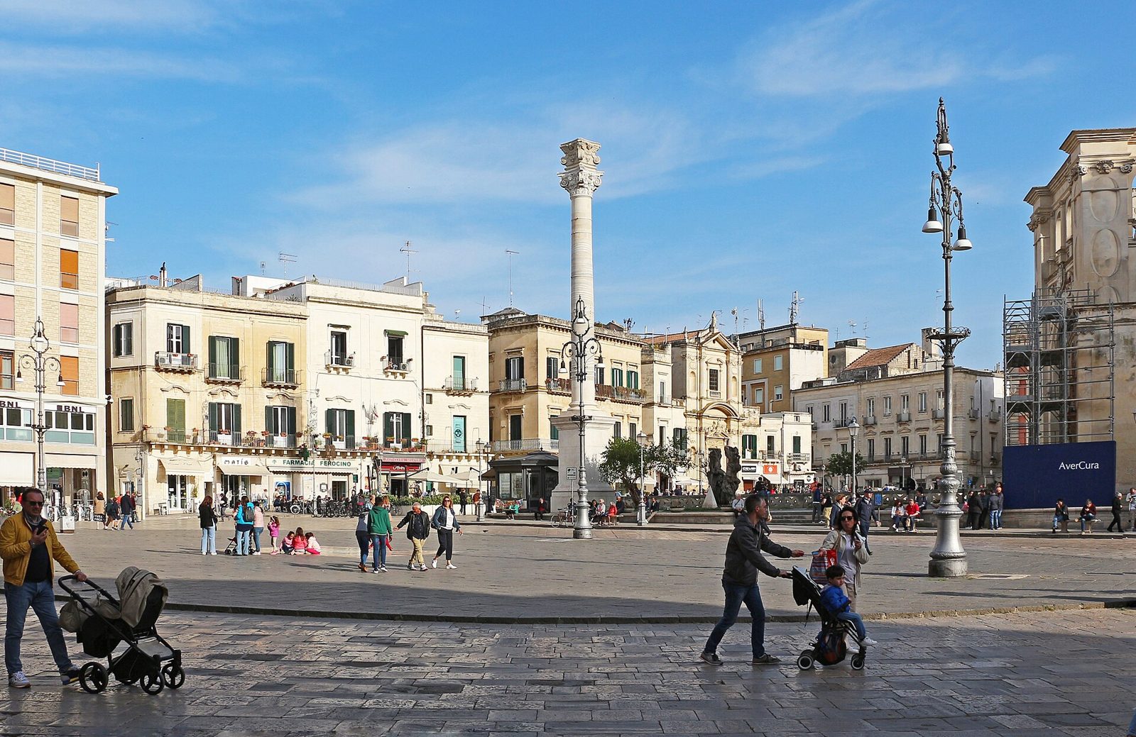 Una strada di Brindisi in una giornata di pioggia.